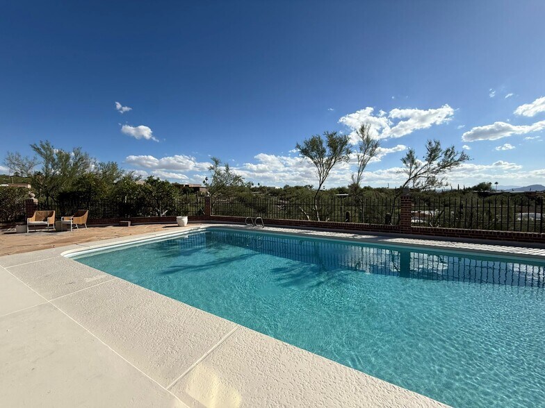 Building Photo - 1402 E Big Rock Rd