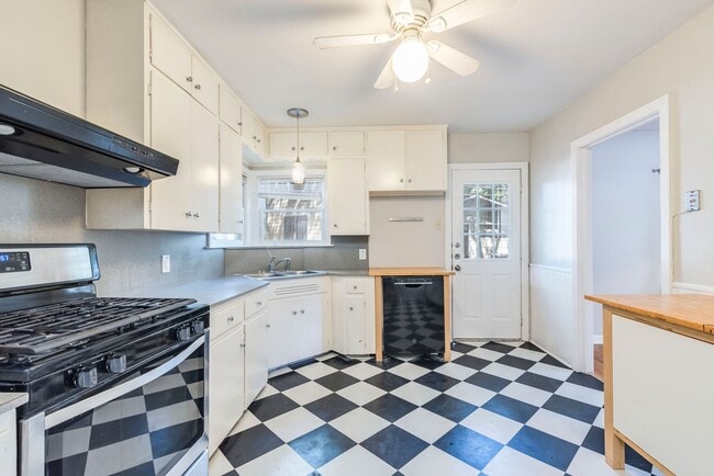 Primary Photo - 3302 Hemlock-