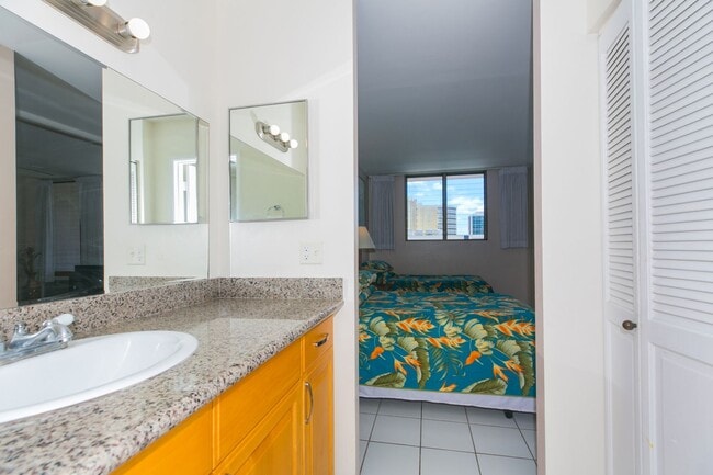 Building Photo - Royal Kuhio 1b1b1parking Fully Furnished i...