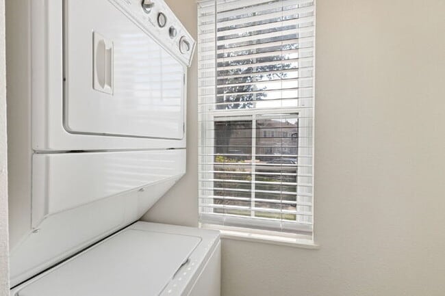 Building Photo - Immaculate 2-Story Townhome with Fireplace...