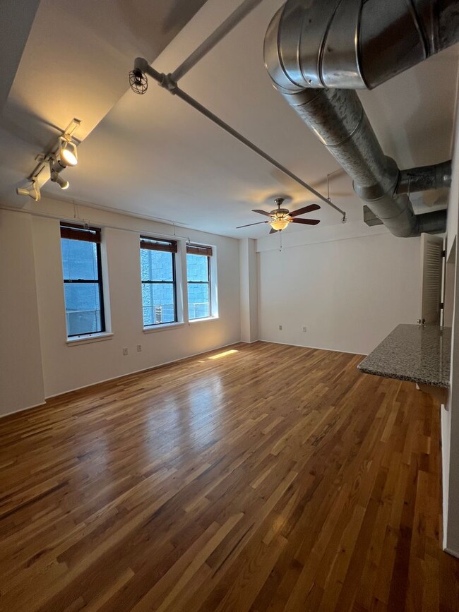 Building Photo - Amazing condo in historic Bennie Dillon Building