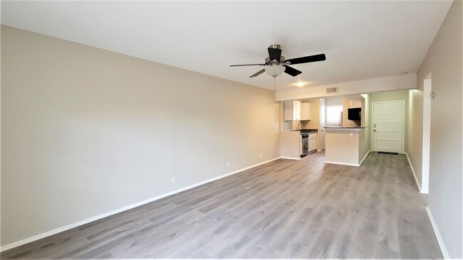 Building Photo - Charming Condo in Vista Del Sol!