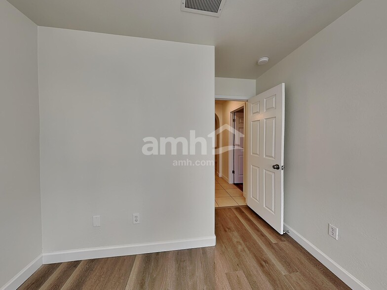 Building Photo - 881 S Storment Ln