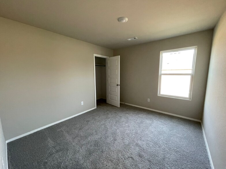 Building Photo - 1407 E Vangston Ct
