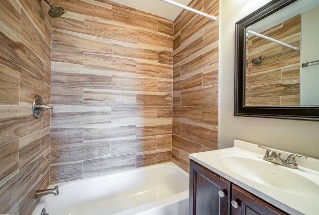 Building Photo - Spacious 3-Level Townhouse with Finished Basement and Fenced Patio