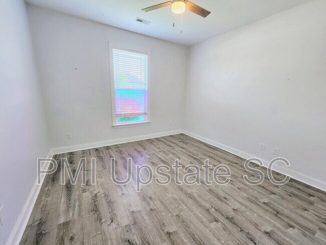 Building Photo - 1039 Blythwood Dr