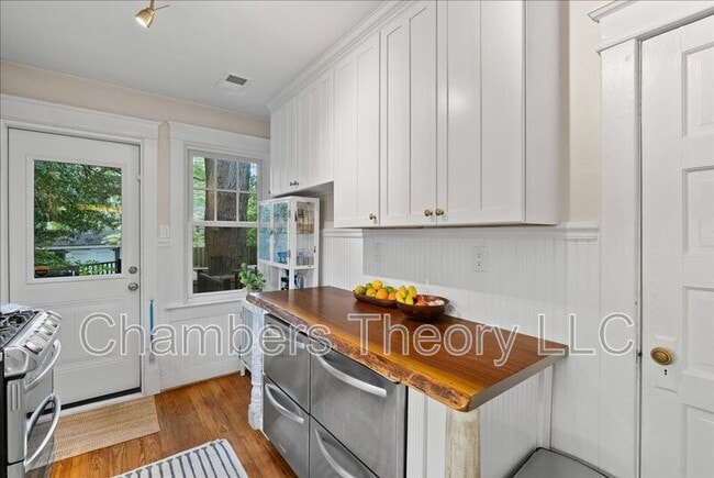 Building Photo - 23 E Walnut St