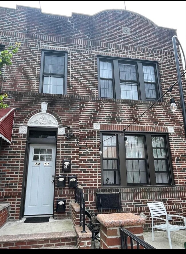 Building Photo - 24-33 Crescent St