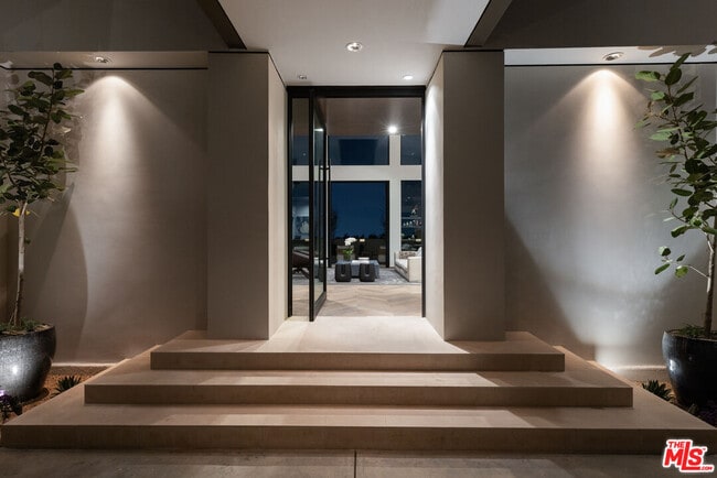 Building Photo - 9405 Sierra Mar Pl