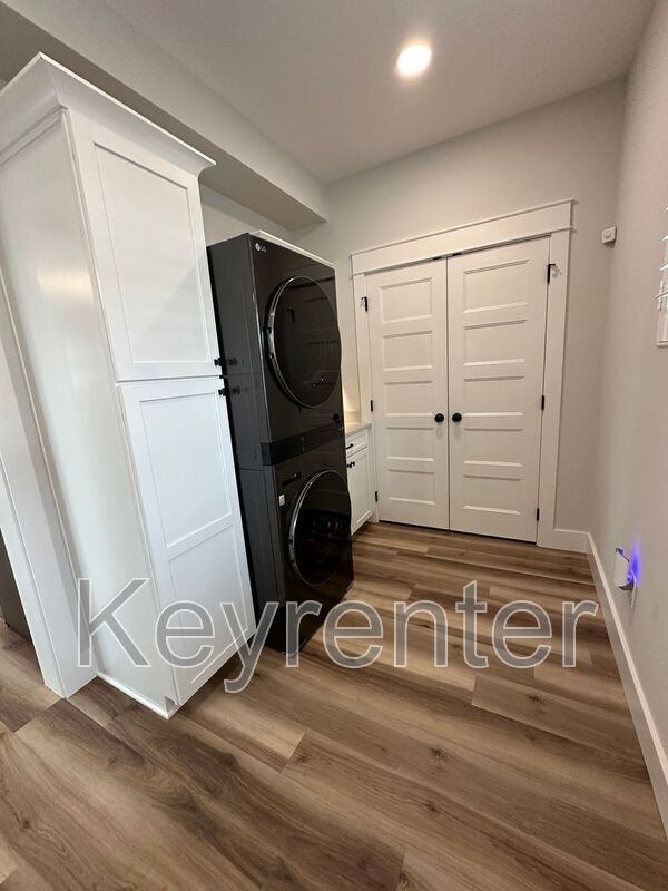 Building Photo - 210 7th St