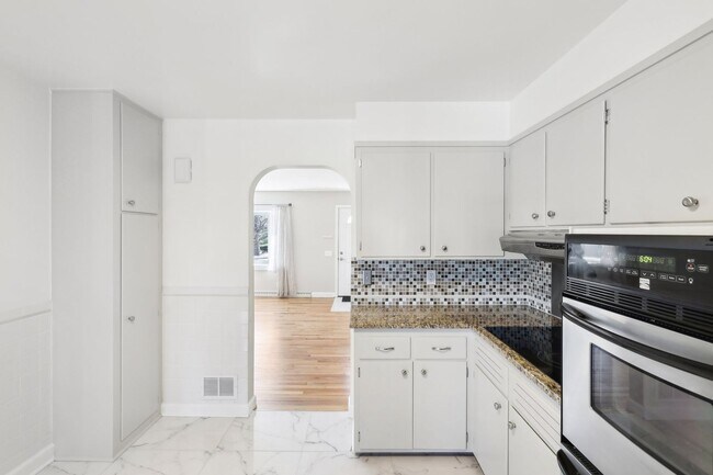 Building Photo - Updated 4-Bed 2-Bath SF Home with Lake Views & Great Entertaining Space in Monona