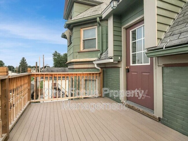 Building Photo - 841 Diamond St