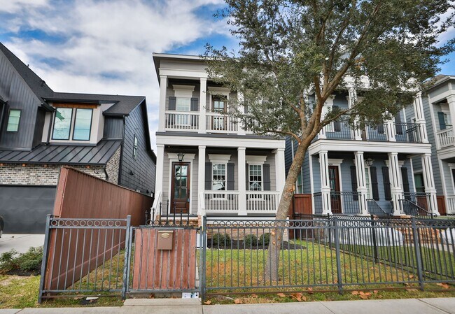 Building Photo - 907 E 25th St