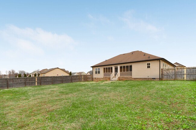 Building Photo - Pet Friendly Three Bedroom!