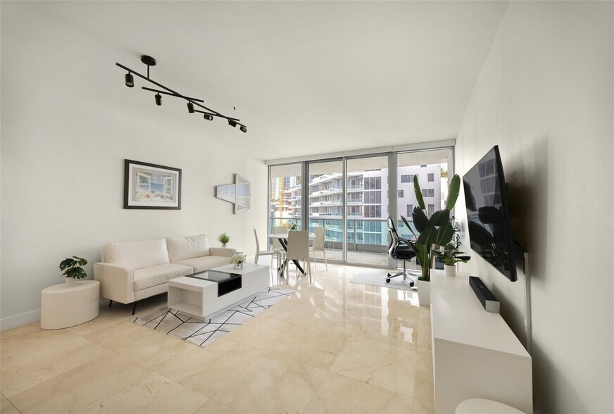 Building Photo - 1331 Brickell Bay Dr