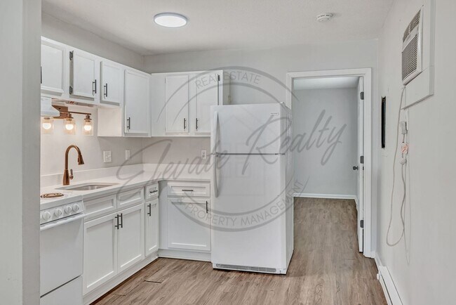 Building Photo - Spring Special (1/2 OFF 1st Month Rent): First Floor One Bedroom Updated Apartment with Laundry H...