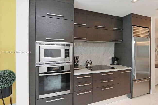 Building Photo - 900 Biscayne Blvd