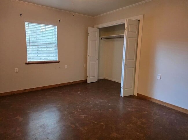 Building Photo - FOR LEASE!!