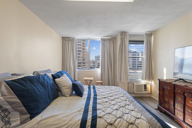 Building Photo - Heart of Waikiki | Kitchen | Free Parking ...