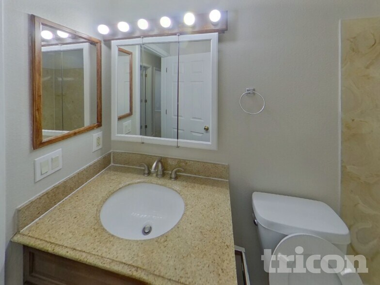 Building Photo - 3015 Moonbeam Cir N