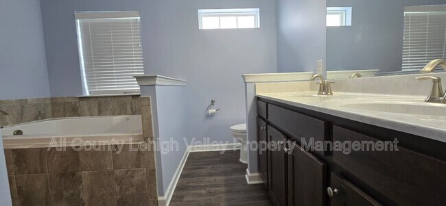 Building Photo - 4413 Stole Rd