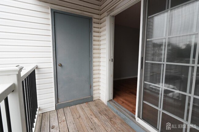 Building Photo - 421 Waterford Dr