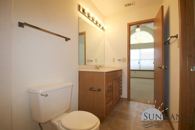 Building Photo - Nice 3 Bedroom Home Close to Both Bases