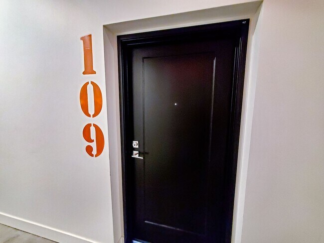 Building Photo - Exposed Brick 1-Bedroom Apartment at a Great Price!