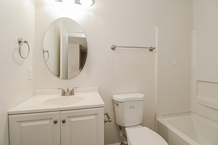 Building Photo - 7234 Fox Point Dr