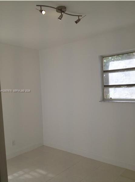 Building Photo - 305 NE 2nd Ave