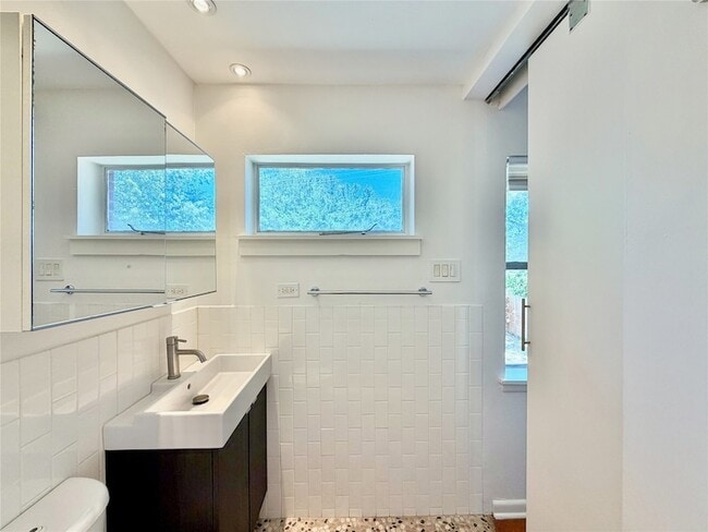 Building Photo - 2223 Forest Oaks Dr