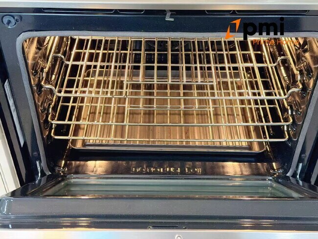 Building Photo - "Spacious Elegance Awaits: 5-Bedroom Home with 3.5 Baths in Winter Garden"