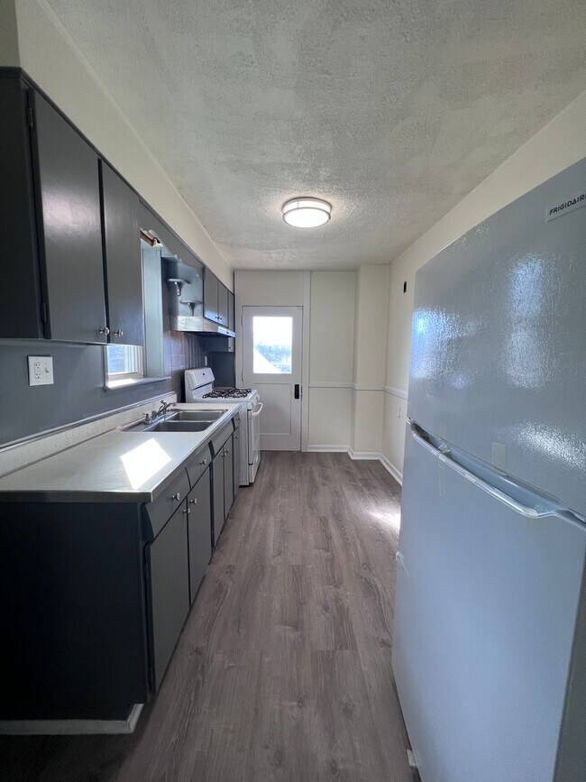 Building Photo - Updated 2BR 1 bath house for rent