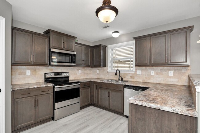 Building Photo - Fresh Paint & New Carpet! 4BR with Fenced Yard