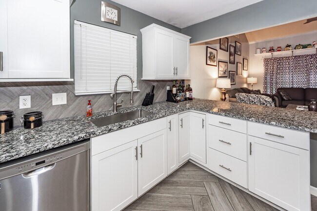 Building Photo - 7988 Shadow Oak Dr