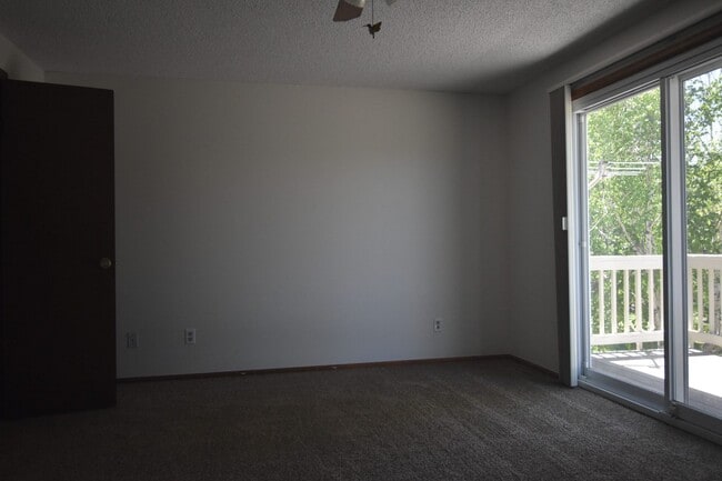 Building Photo - GREAT 3 BEDROOM/2 BATHROOM TOWNHOME WITH NEW PAINT & FLOORING. AVAILABLE 5/23.