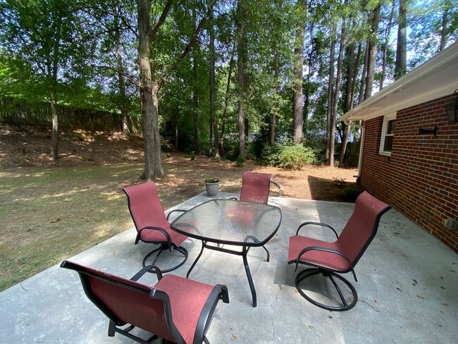 Building Photo - 3 Bedroom Brick Ranch House in a Great Location!
