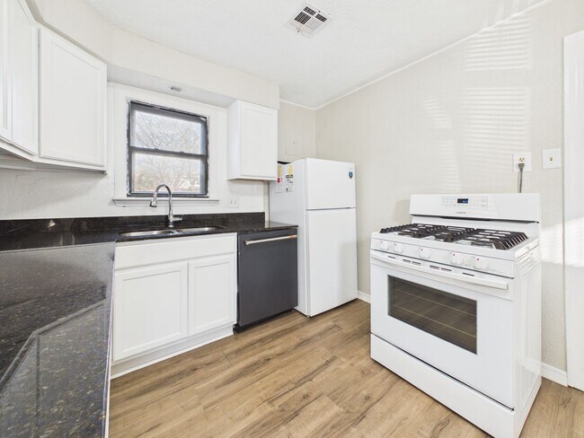 Building Photo - 1307 NW Maple Ave