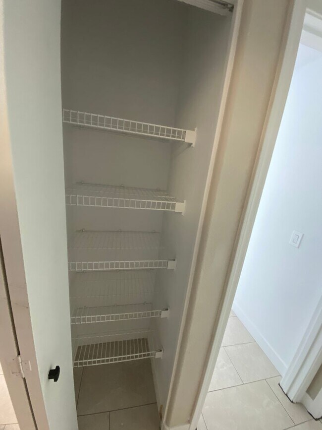 Building Photo - Renovated Super Sharp 3 bedroom, 2 bathroo...