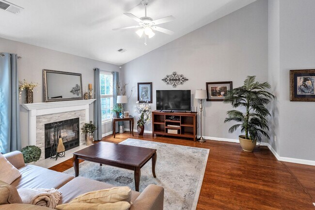 Building Photo - 3 bedroom furnished rental in Goose Creek - Fenced yard and great location