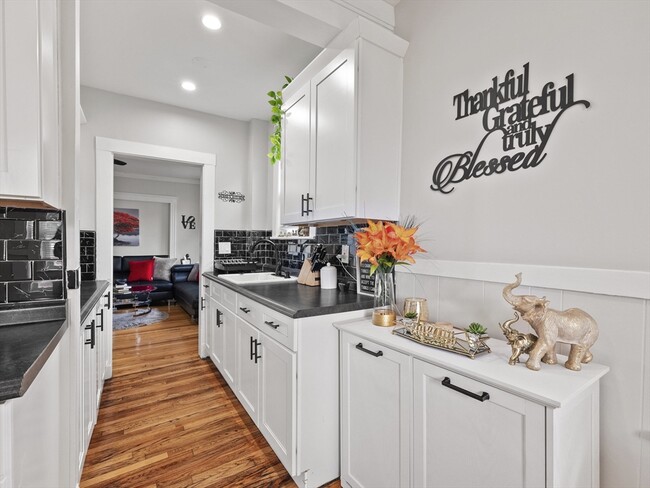 Building Photo - 8 Edgemere Rd