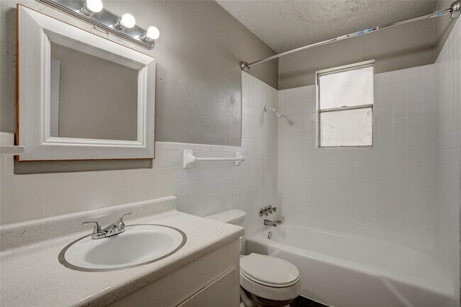 Building Photo - 714 Old Martindale Rd