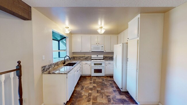 Building Photo - 3 Bed/2.5 Bath Townhome In Eastside Costa Mesa!