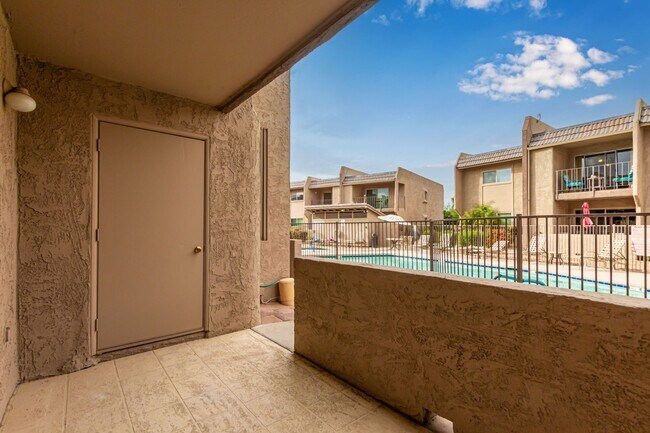 Building Photo - Charming 1 Bed, 1 Bath Townhome with Views...