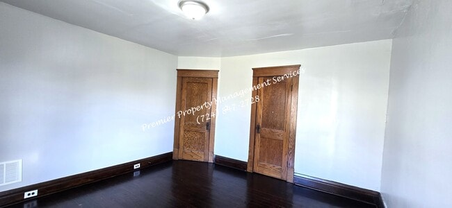 Building Photo - 922 Winslow Ave