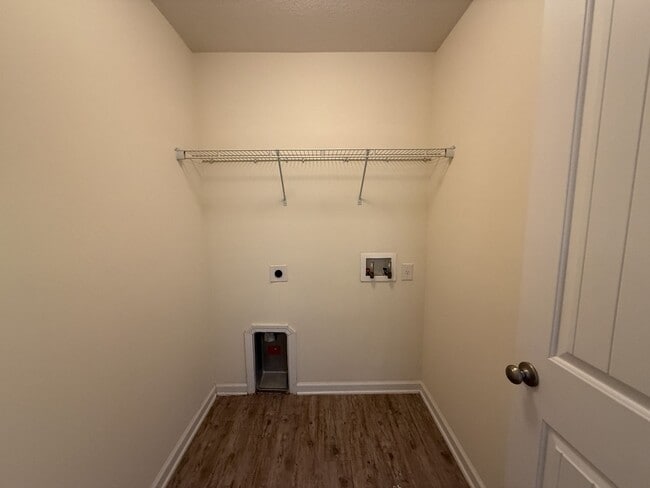 Building Photo - 4 bedroom, 2.5 bath home centrally located...