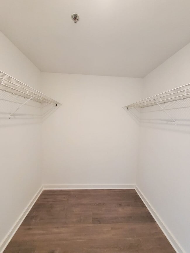 Building Photo - Renovated, centrally located and with lots of amenities (& great views) describes this 11th fl, 2...