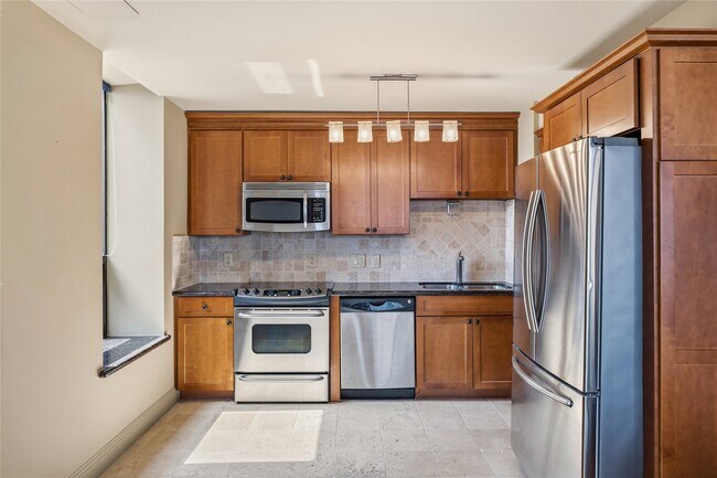 Building Photo - 1111 Caroline St