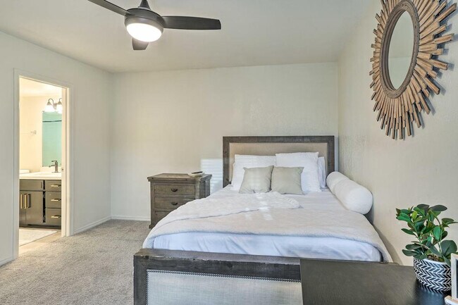 Building Photo - 292 S Desert Ave