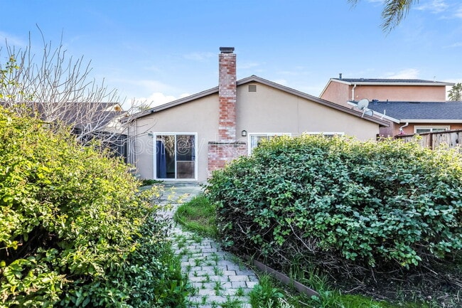 Building Photo - 2412 Pecan St